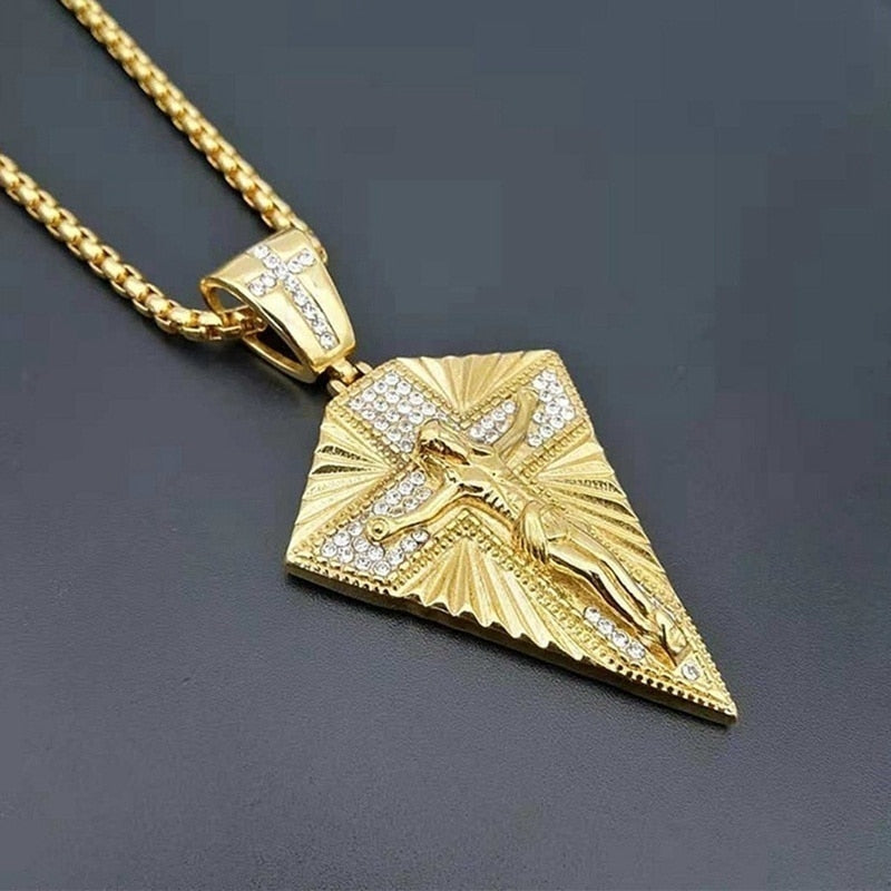 Collier femme avec pendentif éclatant, chaîne fine, bijou délicat et moderne.