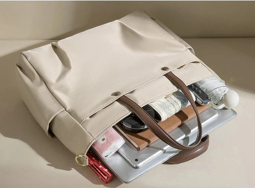 Sac bandoulière femme robuste en nylon beige. Grand, déperlant, adapté aux cours, travail et activités de loisirs.