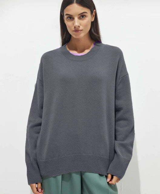 Pull femme confortable pour l'hiver, doux et tendance. Un vêtement chic pour la saison froide.