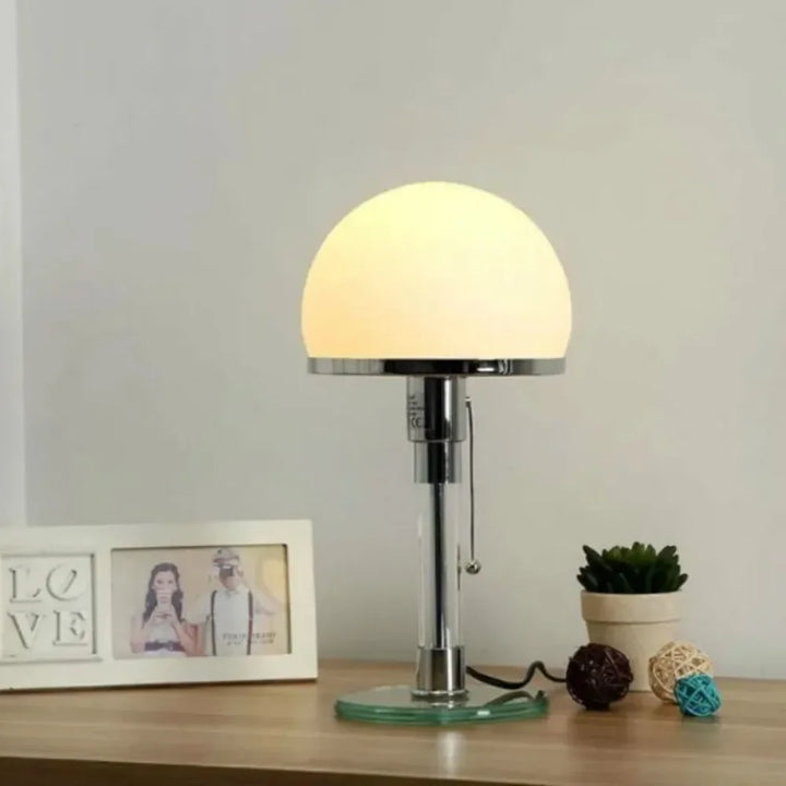 Lampe de table Wilora, design Bauhaus moderne, structure chromée et abat-jour en verre, esthétique épurée.