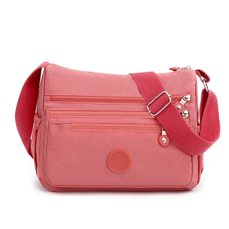 Sac bandoulière femme en nylon disponible en diverses couleurs, élégant et très pratique.