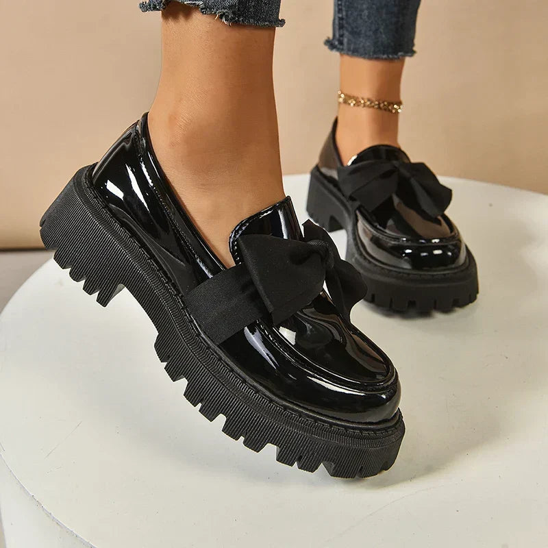 Élégance et confort: Chaussures plateforme Garisa femmes avec nœud papillon unique.