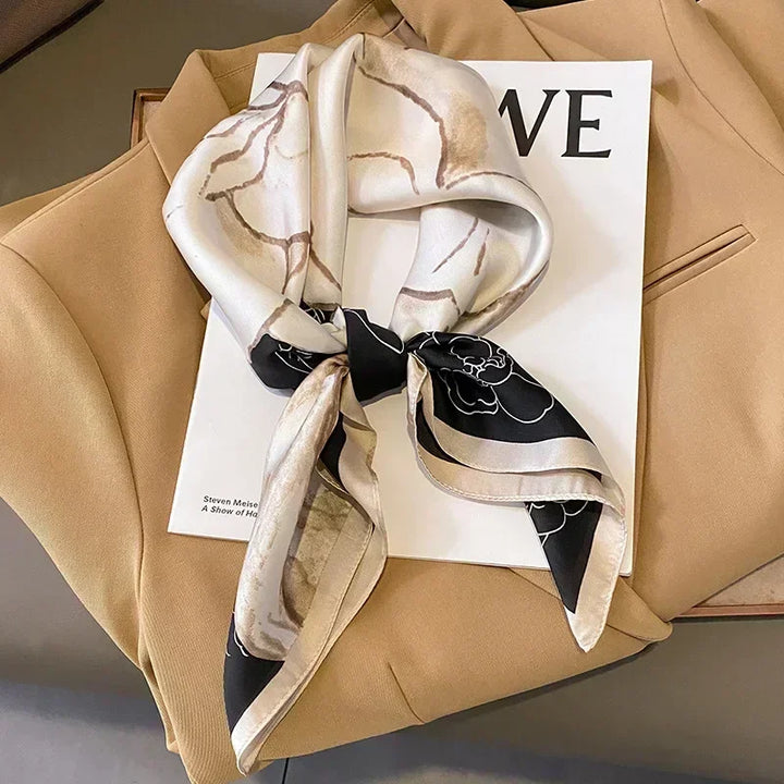 Élégant foulard en satin pour femme, motif imprimé, idéal pour cheveux ou sac à main.