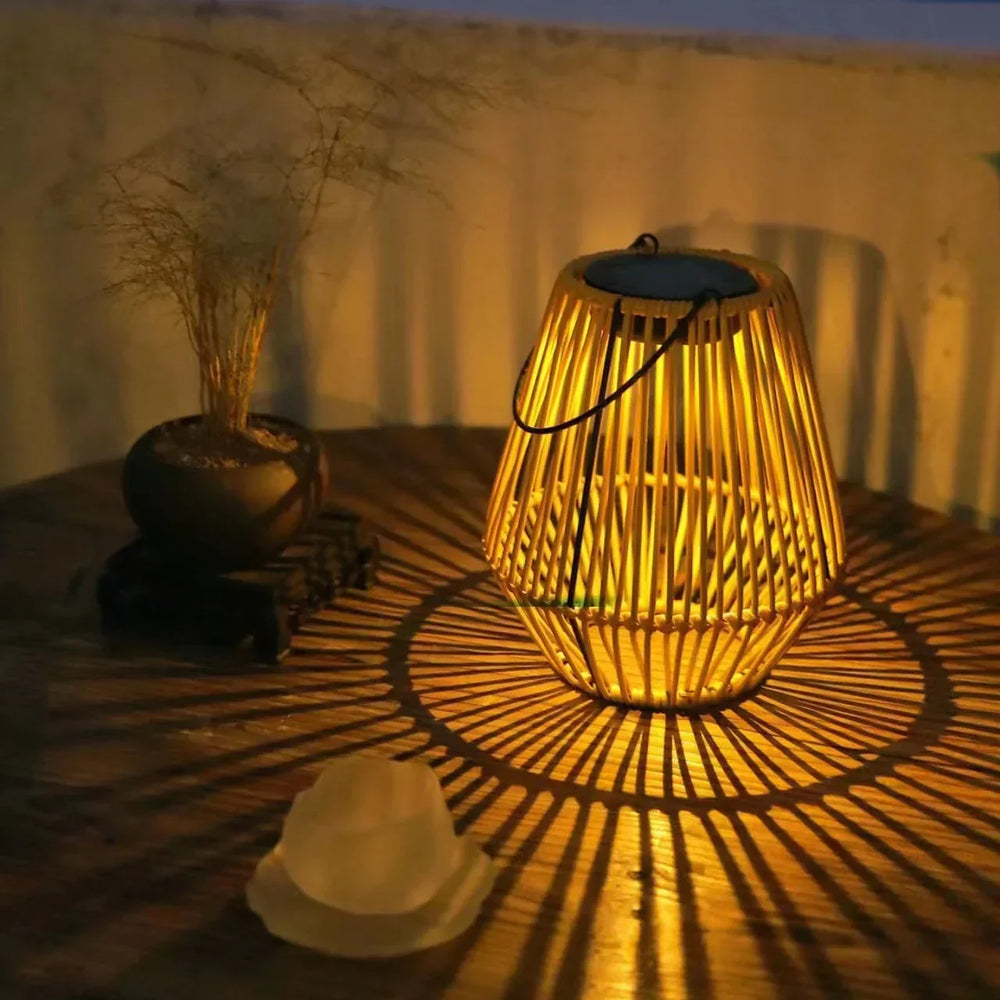 Lanterne solaire LED décorative imitation rotin pour jardin, terrasse ou balcon. Résistante aux intempéries.