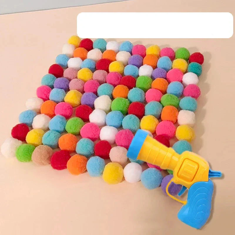Balle pompon légère pour le divertissement des chats d'intérieur, favorisant un jeu actif et joyeux.