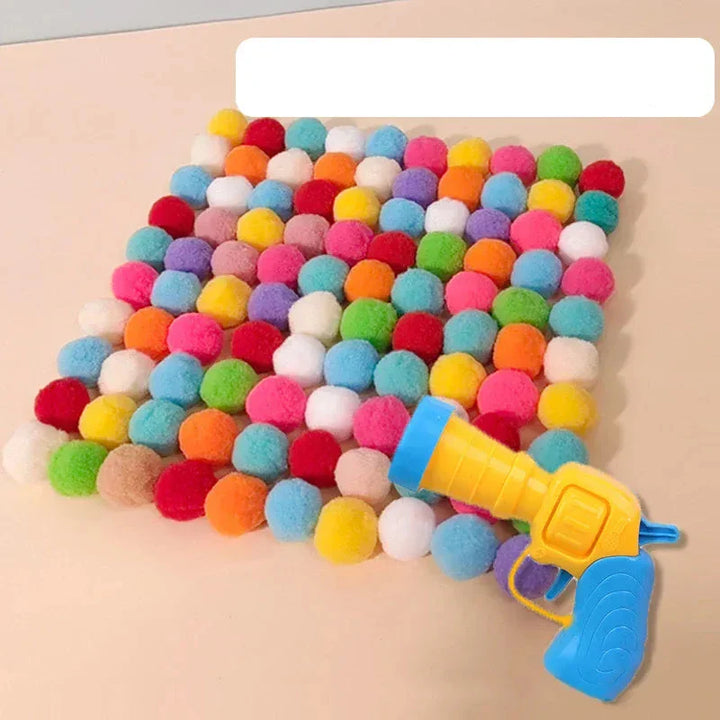 Balle pompon légère pour le divertissement des chats d'intérieur, favorisant un jeu actif et joyeux.