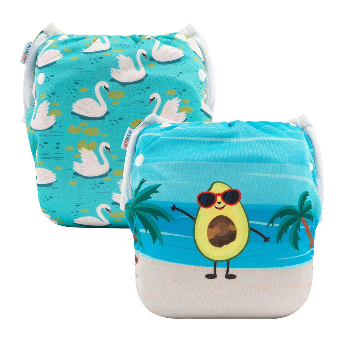 Bébé en couche de bain réutilisable bleue, parfaite pour la piscine, garantit confort et protection.