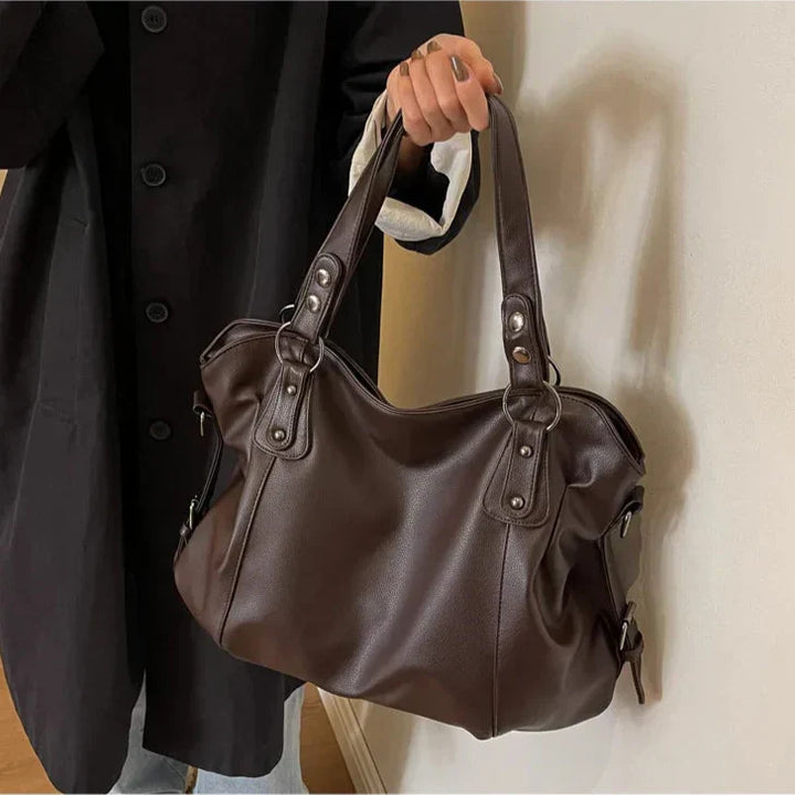 Sac épaule femme, grand format et chic, parfait pour un look décontracté ou professionnel.