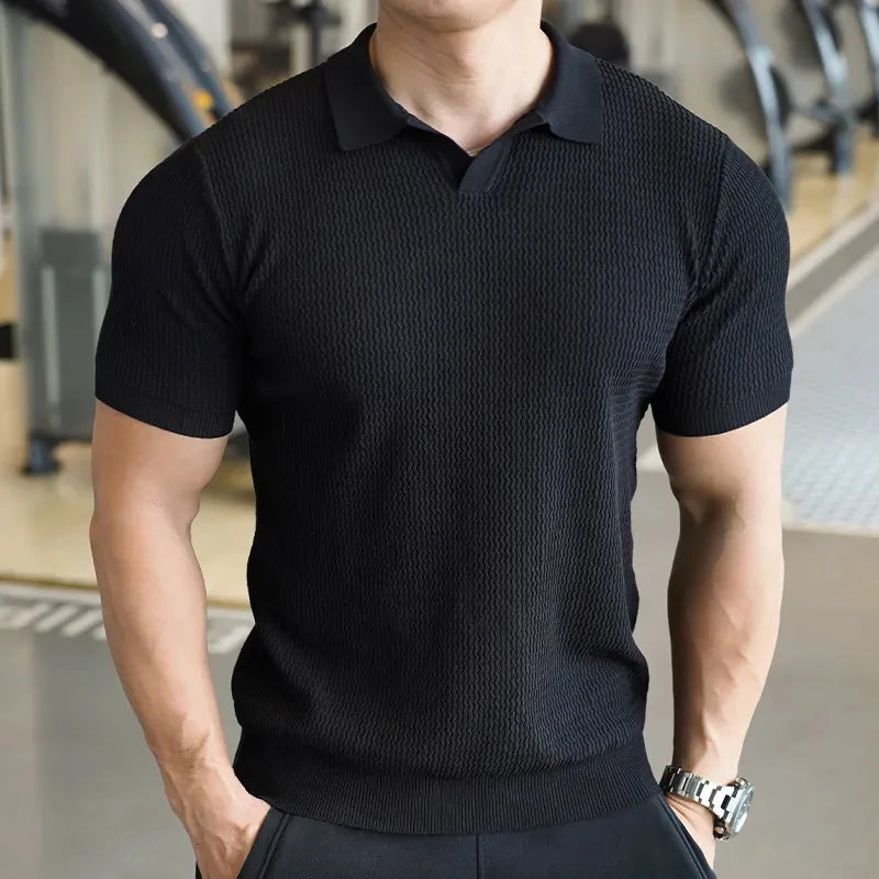 Polo homme élégant coupe slim fit texturée, parfait pour un look décontracté chic estival.