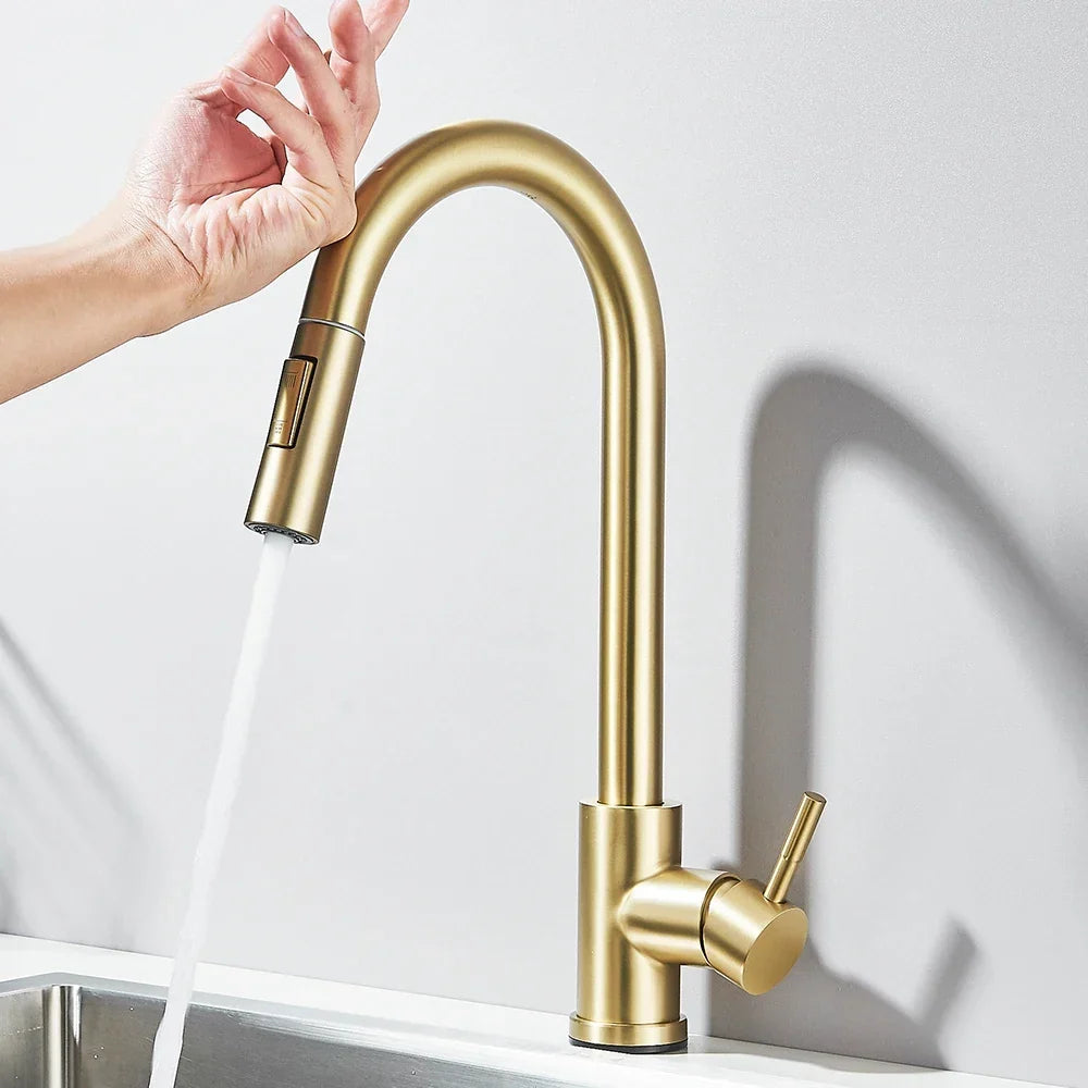 Robinet de cuisine nickel brossé, extensible et moderne, offrant une commande tactile précise.