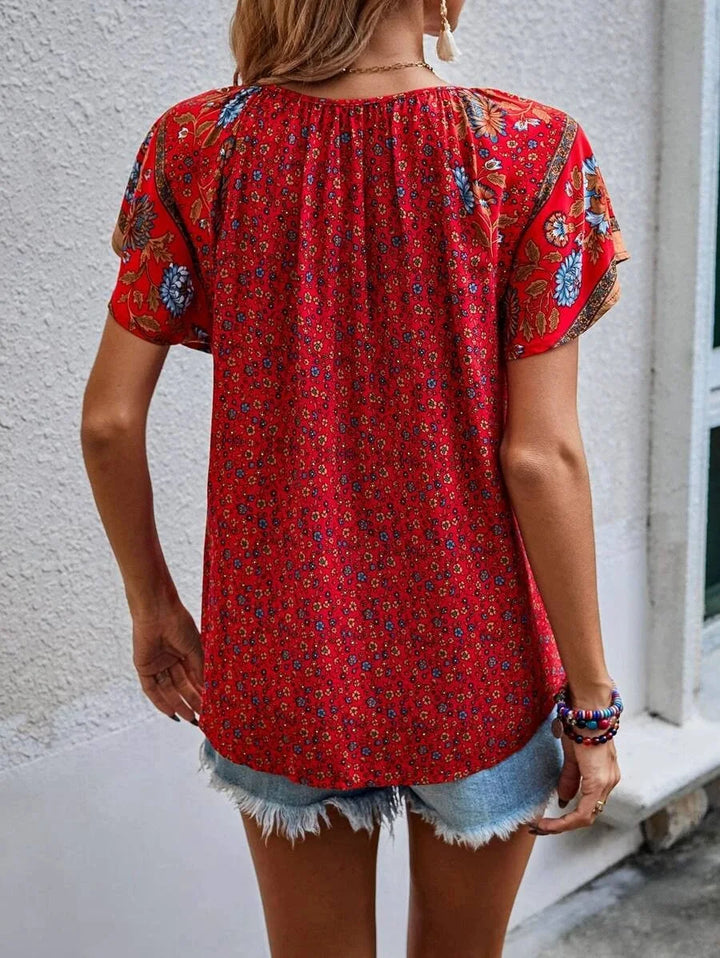 Blouse femme Kataleya confortable à manches courtes, style intemporel. Parfait pour la mode féminine printemps-été.