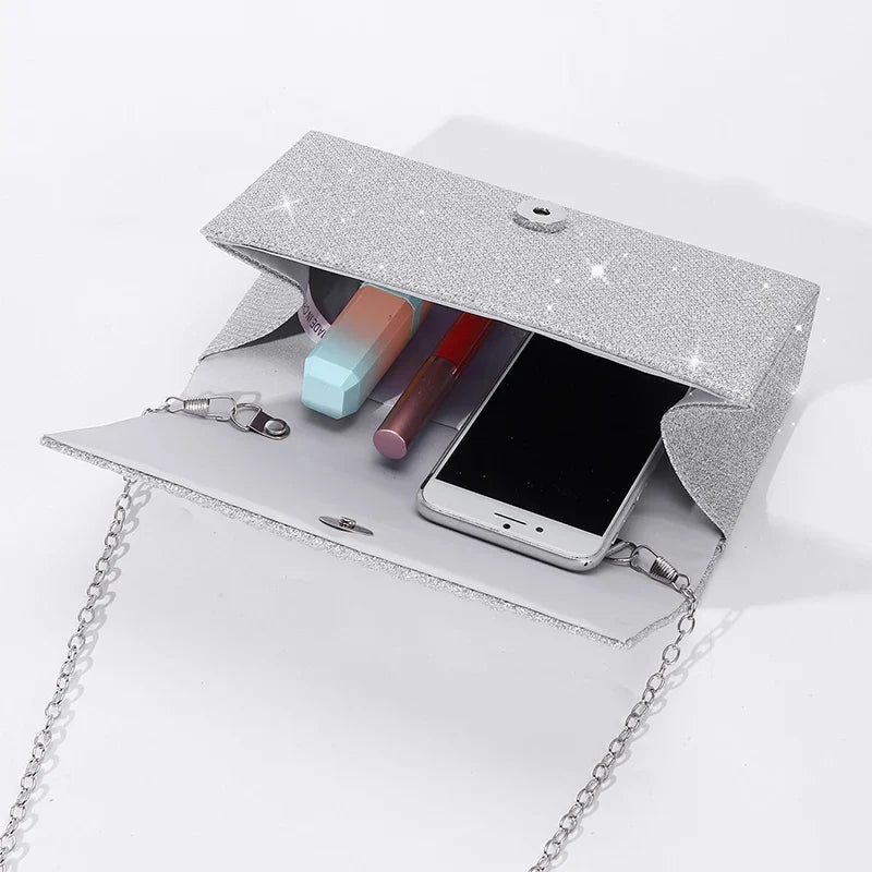 Clutch de soirée féminin, scintillant, un accessoire indispensable pour les grandes occasions.