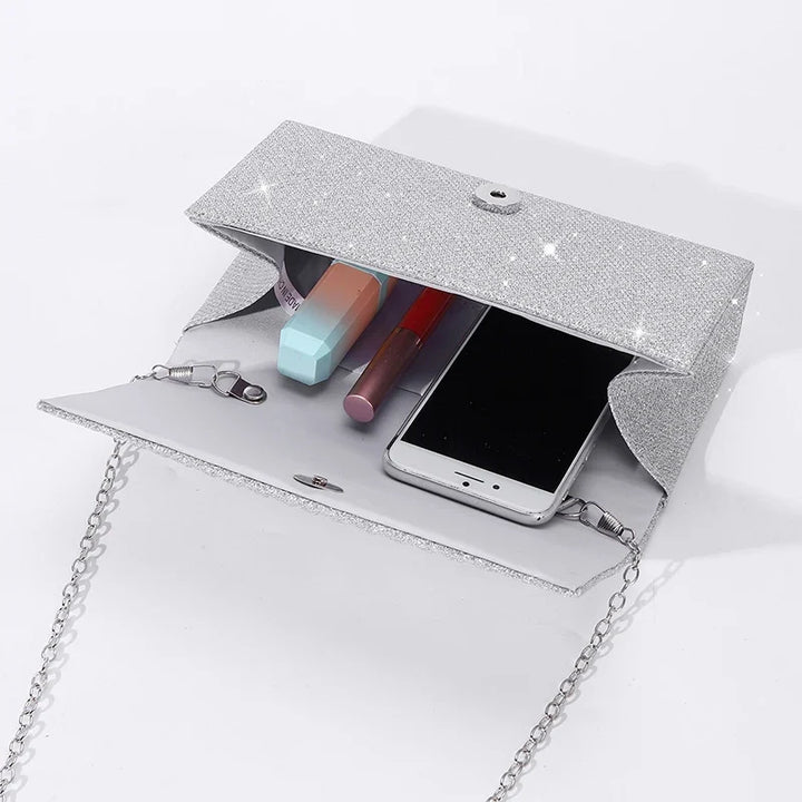 Clutch de soirée féminin, scintillant, un accessoire indispensable pour les grandes occasions.