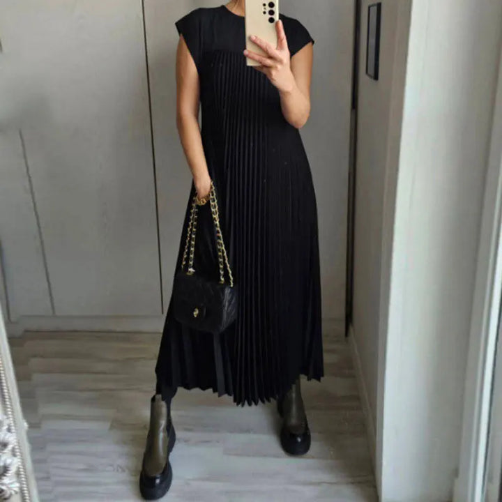Robe femme Tamara plissée maxi, chic et polyvalente pour tenue de soirée ou quotidienne. Mode féminine raffinée.