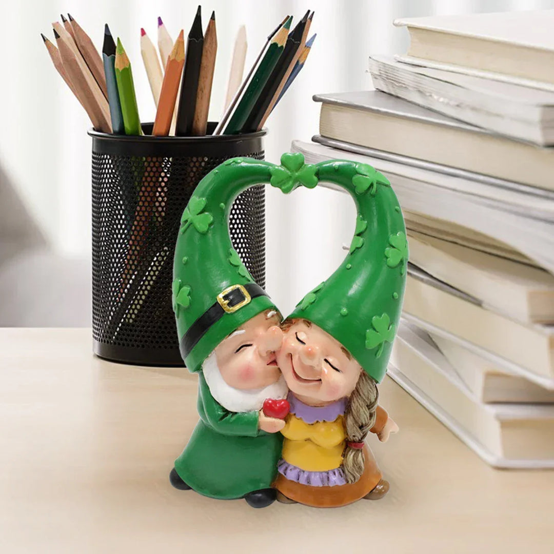 Figurine gnomes de jardin amoureux tenant un cœur, avec chapeaux ornés d'un trèfle et d'un cœur rouge.