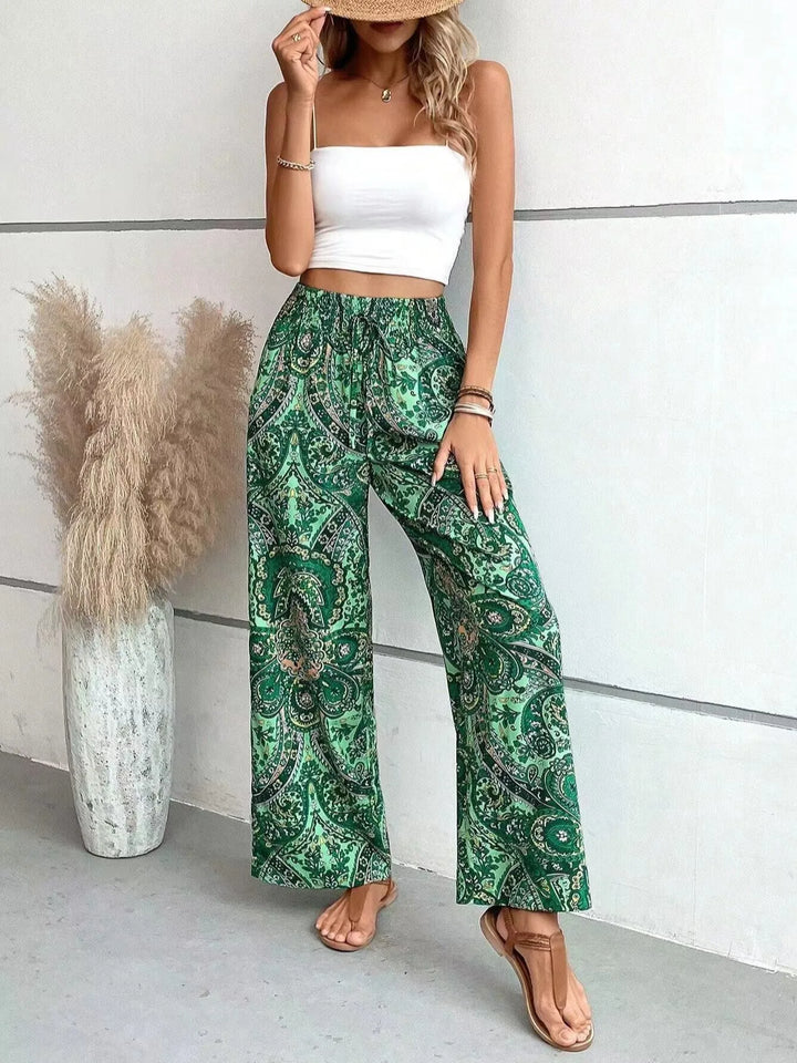 Zoom sur le tissu du pantalon large femme, révélant un imprimé vintage unique et une texture agréable.