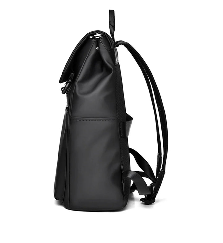 Tissu technique imperméable du sac à dos, assurant durabilité et protection contre les intempéries.