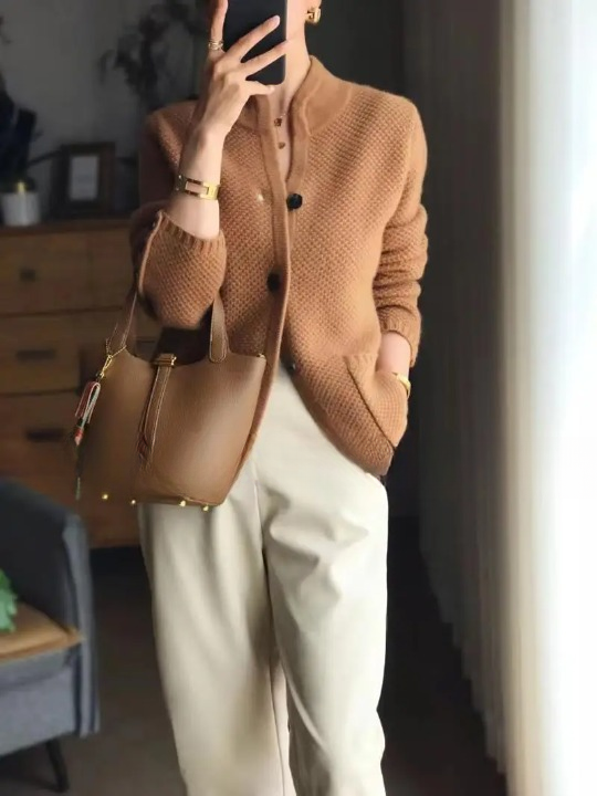 Cardigan Lucille, coupe classique et polyvalente. Confortable et élégant, parfait pour toute saison fraîche.