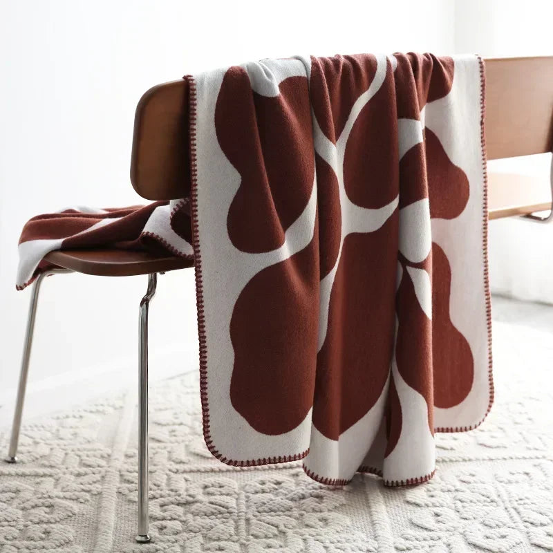 Plaid doux jacquard NordLuxe pour lit, style scandinave. Une couverture décorative et chaleureuse pour votre chambre.