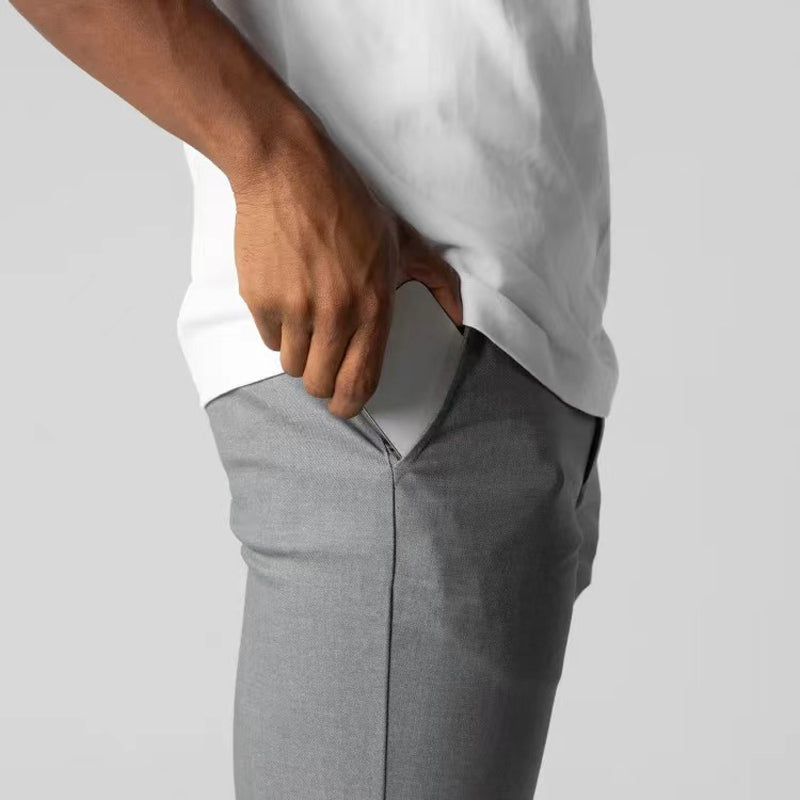 Pantalon homme coupe slim kaki, confortable et élégant. Style bureau et tenue d'affaires moderne.