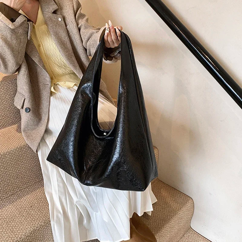 Sac hobo tendance marron, porté épaule, accessoire chic pour femme moderne et confortable.