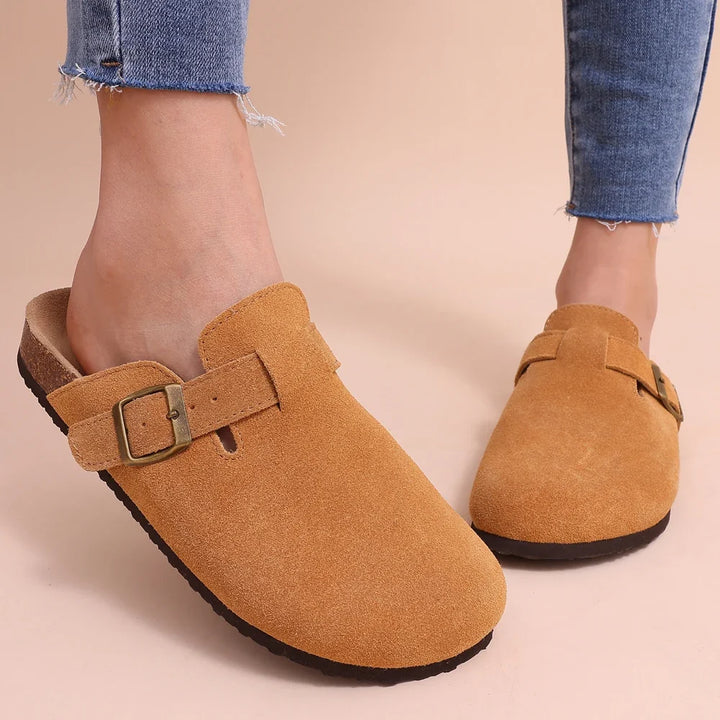 Pantoufles légères en daim pour homme et femme, avec semelle liège naturelle, style intemporel.