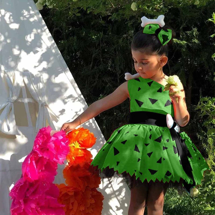 Costume de carnaval Pierrafeu pour bébé fille. Robe préhistorique verte et orange. Mignon et festif.