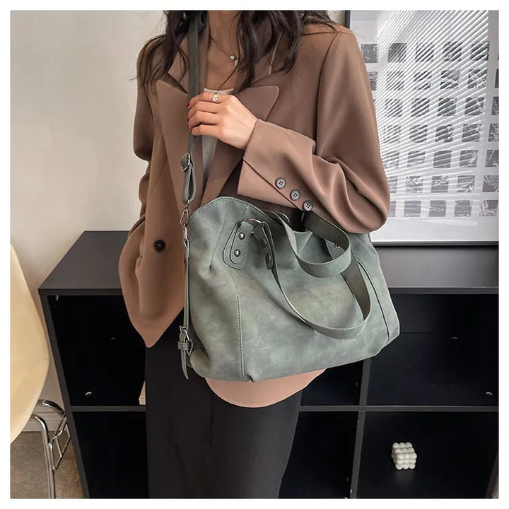 Accessoire de mode chic : sac à main en daim pour femme, polyvalent, élégant et intemporel.