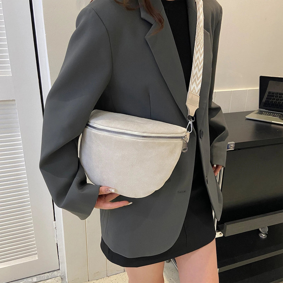 Sac banane femme vert sapin en similicuir pratique, pour un style moderne et un rangement facile.