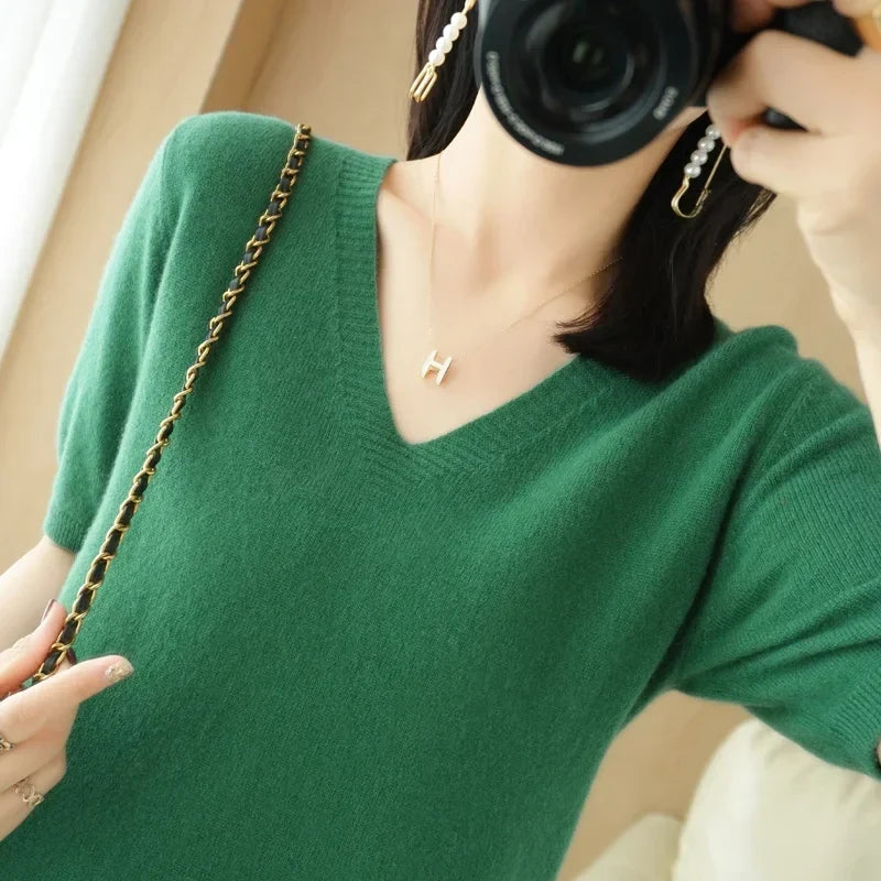 Pull femme polyvalent col V, couleur unie, pour un style chic et intemporel. Essentiel mode.