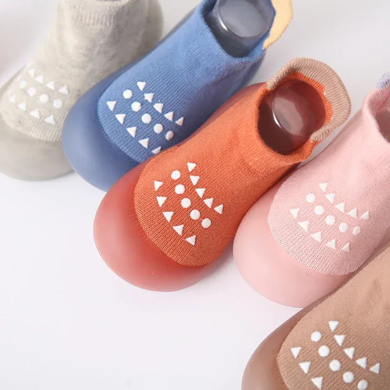 Chaussures chaussettes bébé respirantes avec semelle antidérapante en caoutchouc. Confortables et souples.