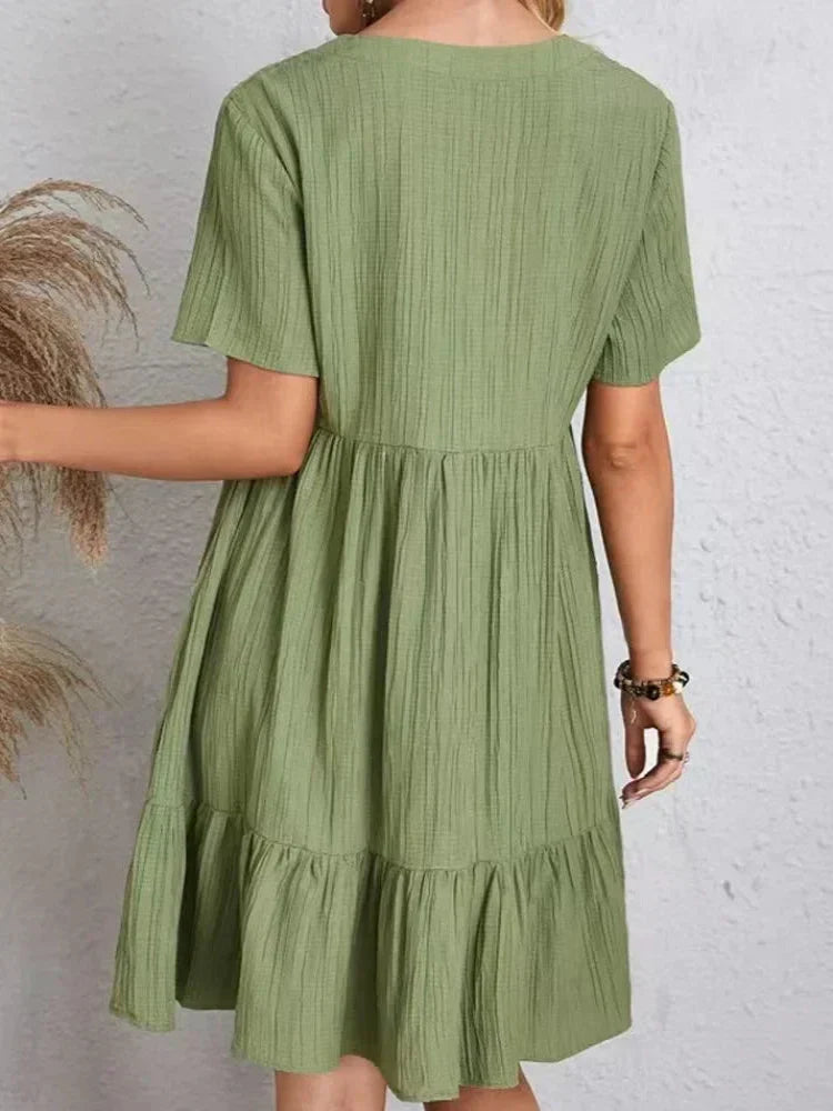 Robe drapée femme printemps-été, coupe fluide et style décontracté chic pour toute occasion.