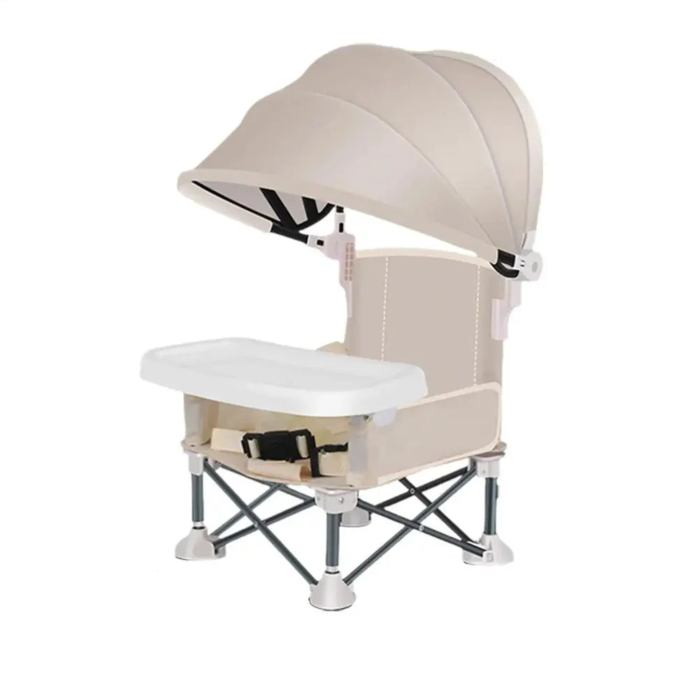 Enfant souriant dans une chaise haute bébé portable, parfaite pour les repas sécurisés en déplacement.