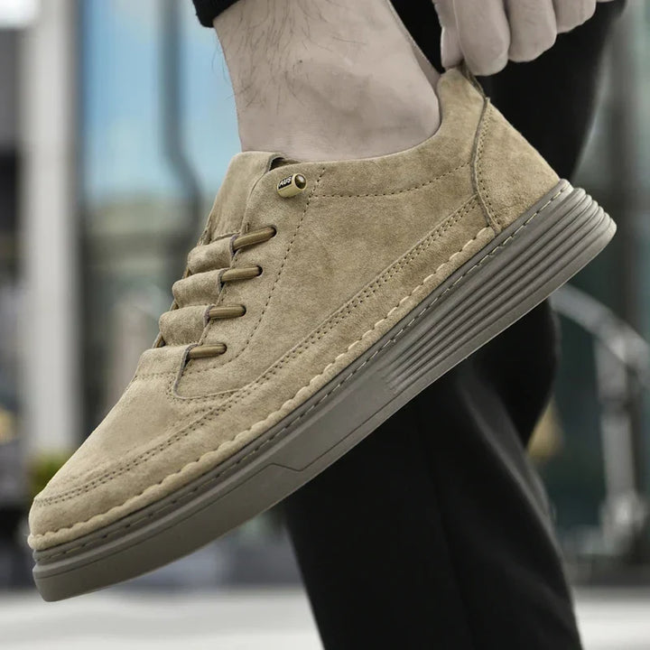 Gros plan sur la texture des baskets casual hommes, avec coutures fines et détails soignés.