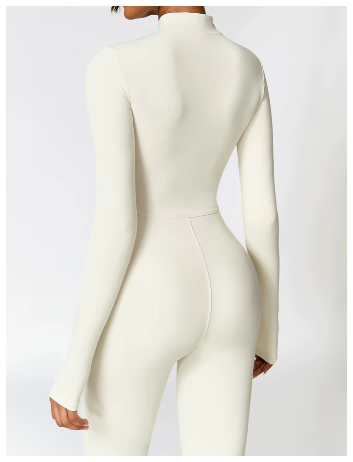 Combinaison hiver femme élégante en polaire chaude. Col ajustable pour un look sport-chic et confortable.