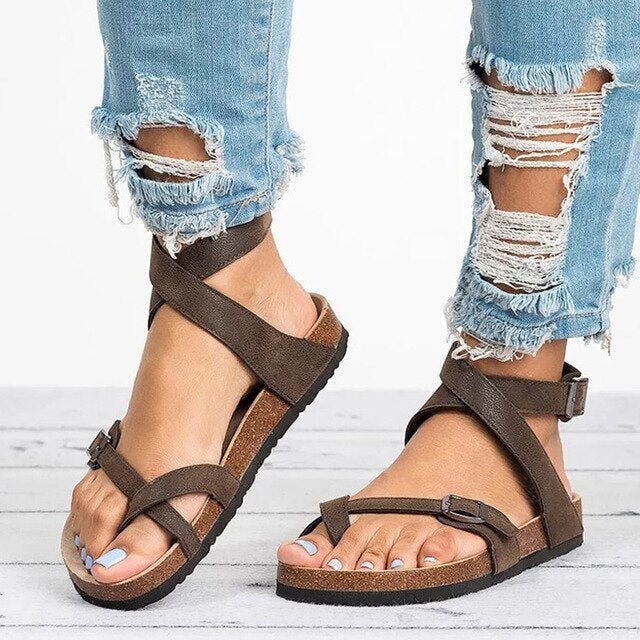 Confort absolu avec les sandales Selena pour femmes, dotées de brides ajustables et d'une semelle antidérapante.