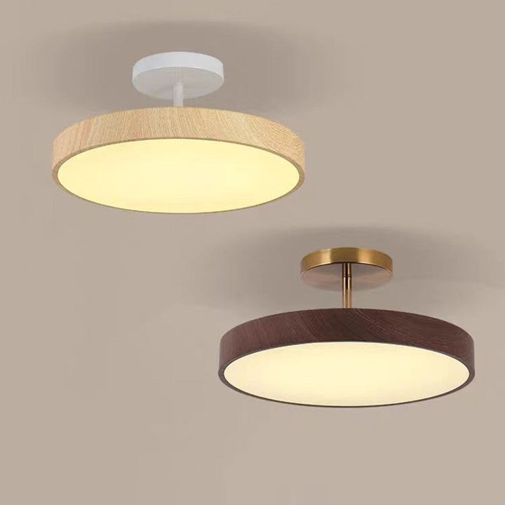 Lampe de plafond Fjell, inspirée du design nordique, bois et doré, éclairage fonctionnel.