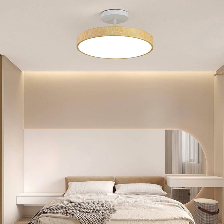 Éclairage Fjell, design unique bois et doré, illumine votre intérieur avec un style contemporain.