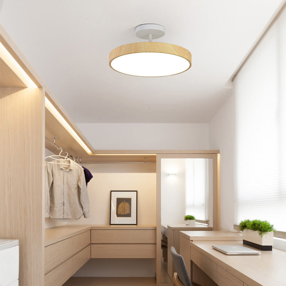 Éclairage design Fjell, structure bois naturel et doré poli, s'intègre à tout décor moderne.