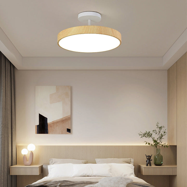 Plafonnier Fjell pour salon, bois clair et doré mat, diffuse une lumière douce et agréable.