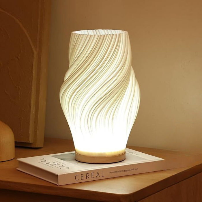 Lampe de table design ondulé, éclairage LED doux pour créer une ambiance chaleureuse.