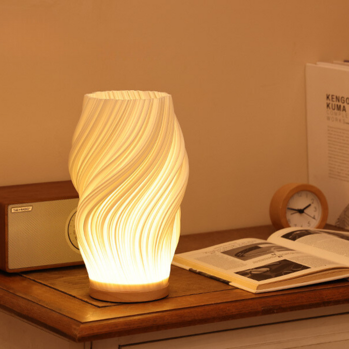 Lampe LED moderne à ondulation, pièce maîtresse pour décoration de salon contemporain.