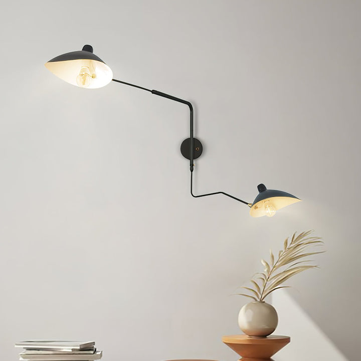 Luminaire mural rétro 1950, bras flexible chromé, éclairage directionnel précis.