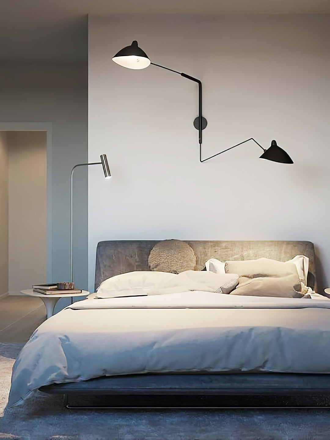 Applique murale intemporelle, bras réglable, luminaire mural design pour votre intérieur.