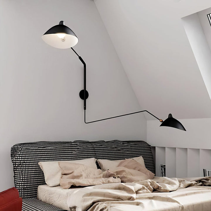 Éclairage mural design intemporel, bras articulé, une touche rétro pour votre pièce.