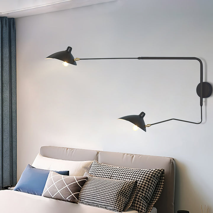 Applique murale moderne, bras réglable, style Mouille pour une touche de sophistication.