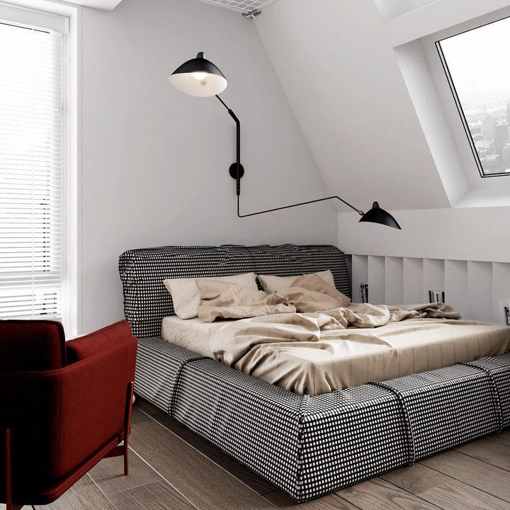 Luminaire rétro 1950, design minimaliste, bras flexible pour un éclairage adaptable.