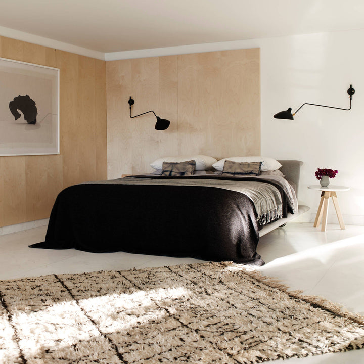 Luminaire mural intemporel, bras flexible, design rétro pour une décoration sophistiquée.