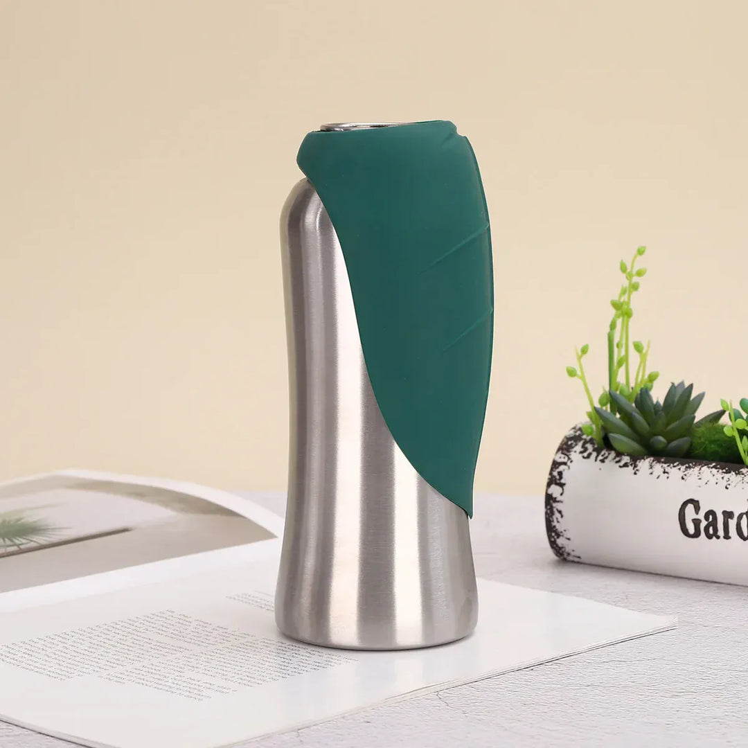 Gourde chien innovante avec bol pliable intégré pour l'eau, idéale pour voyage, promenade et toute aventure.