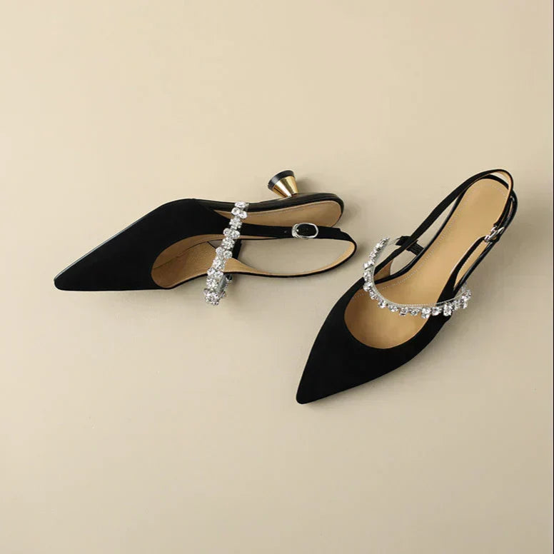 Éclat des cristaux sur escarpins femme élégants, chaussure à talon brillante pour soirée, accessoire mode.